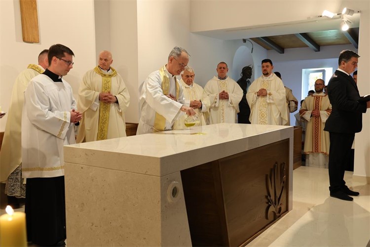 Nadbiskup Kutleša posvetio oltar i župnu crkvu sv. Josipa radnika, Zagreb-Gajnice